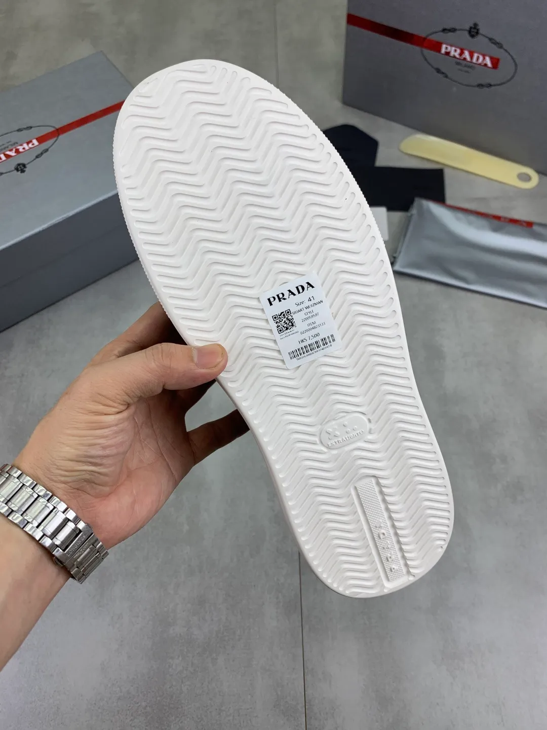 Men's shoes 💰P560💰 [New model] High version official website popular model is on the market, 🆘 Trendy brand (Prada) mainly promotes popular model, avant-garde and versatile fashionable men's shoes private version mold opening, cowhide surface splicing 1:1.. Stylish and simple, original imported cowhide lining cowhide feet; the atmosphere and personality are more fashionable, eye-catching and pursuing class. It will subvert the old idea and be a must-have for fashion trendsetters with you! Must keep it for yourself! Tall and comfortable, large and low, high-end quality workmanship. Code number: 38-44 5⃣️colors available.